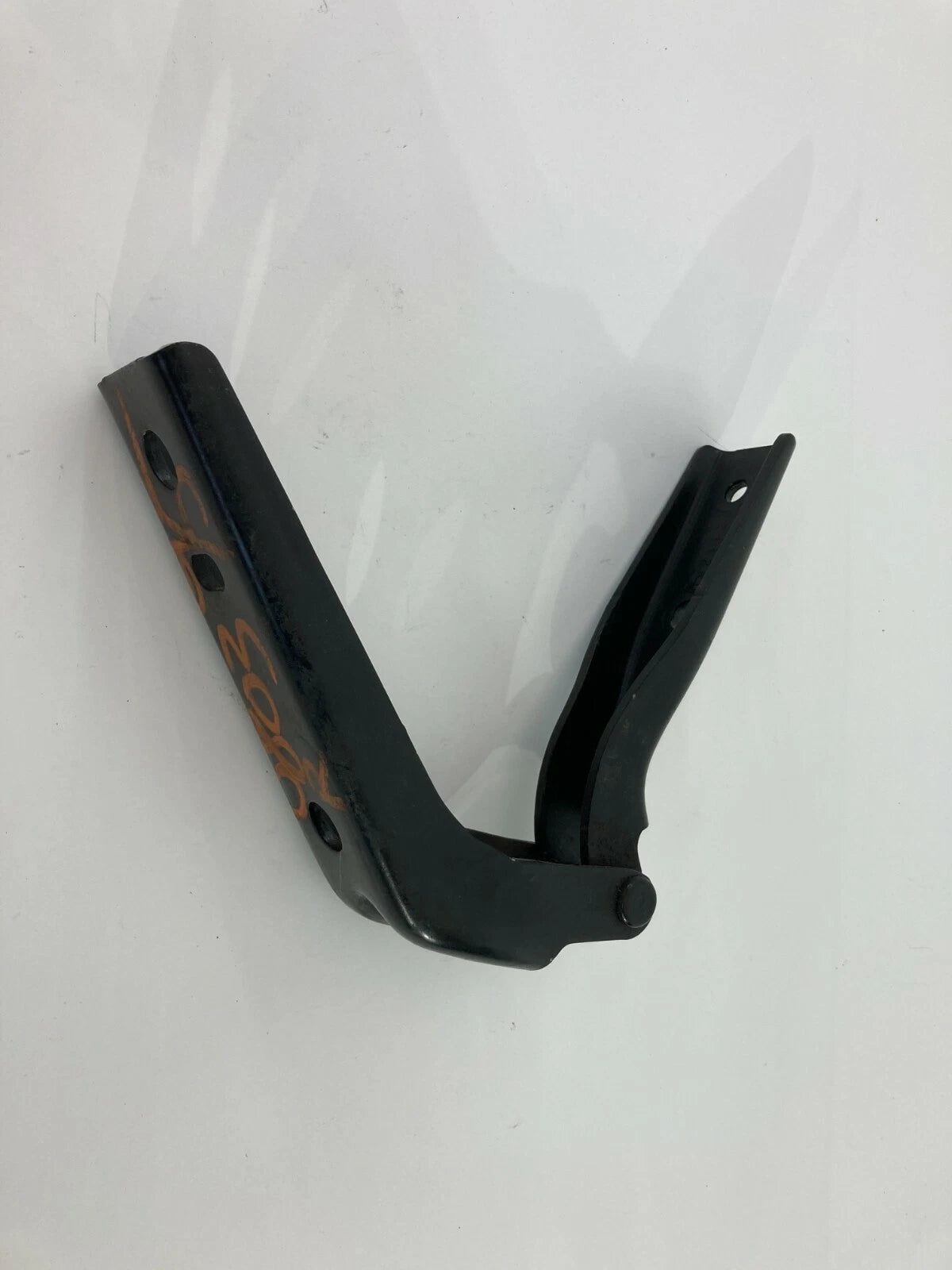 2002-2005 SATURN VUE FRONT RIGHT PASSENGER SIDE HOOD BONNET HINGE BRACKET OEM