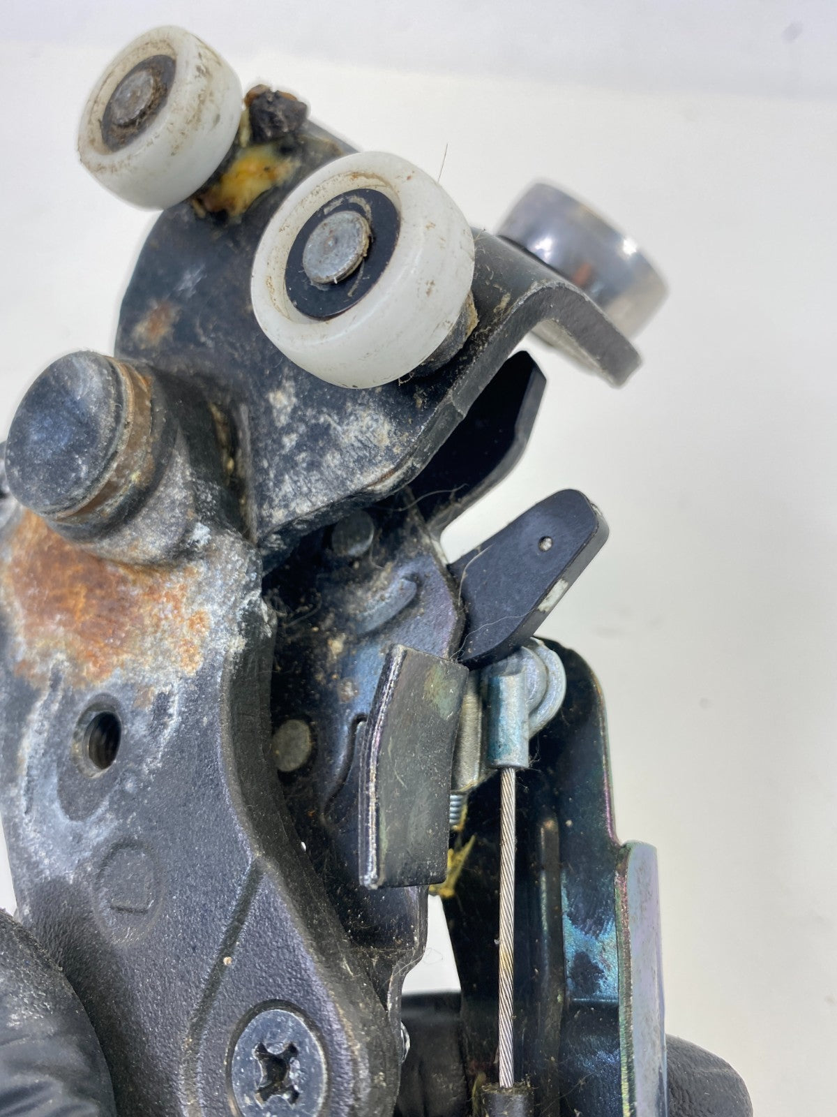 05 06 07 08 09 10 Honda Odyssey Rear Door Left Lower Sliding Hinge Roller OEM