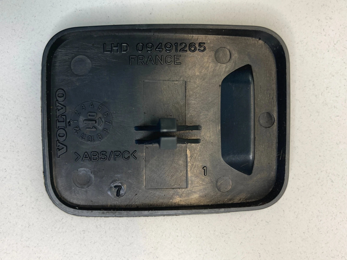 2001-2009 VOLVO S60 FRONT LOWER INTERIOR INNER PLUG COVER TRIM PANEL 09491265