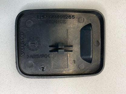 2001-2009 VOLVO S60 FRONT LOWER INTERIOR INNER PLUG COVER TRIM PANEL 09491265