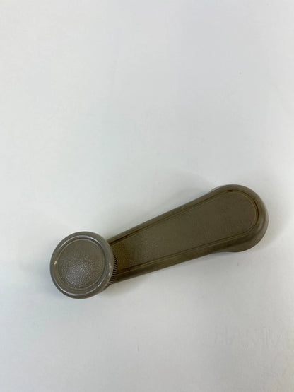 98-02 TOYOTA COROLLA REAR LEFT DRIVER SIDE MANUAL WINDOW CRANK HANDLE 6926001020