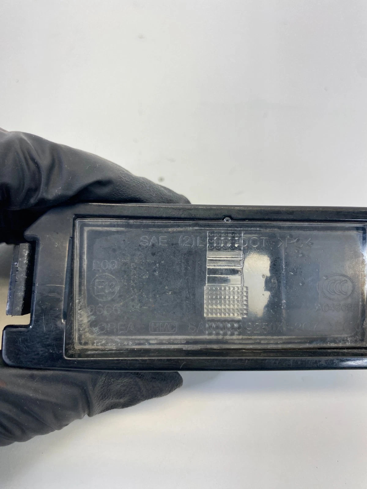 2012-2017 KIA RIO REAR LICENSE PLATE LIGHT LAMP HOUSING ASSEMBLY 9250X-2C7 OEM