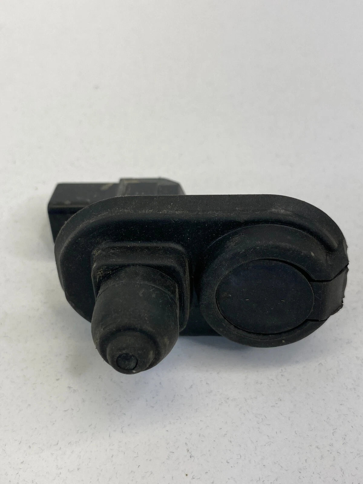 2003-2005 HONDA PILOT REAR RIGHT PASSENGER DOOR COURTESY LAMP JAMB AJAR SWITCH