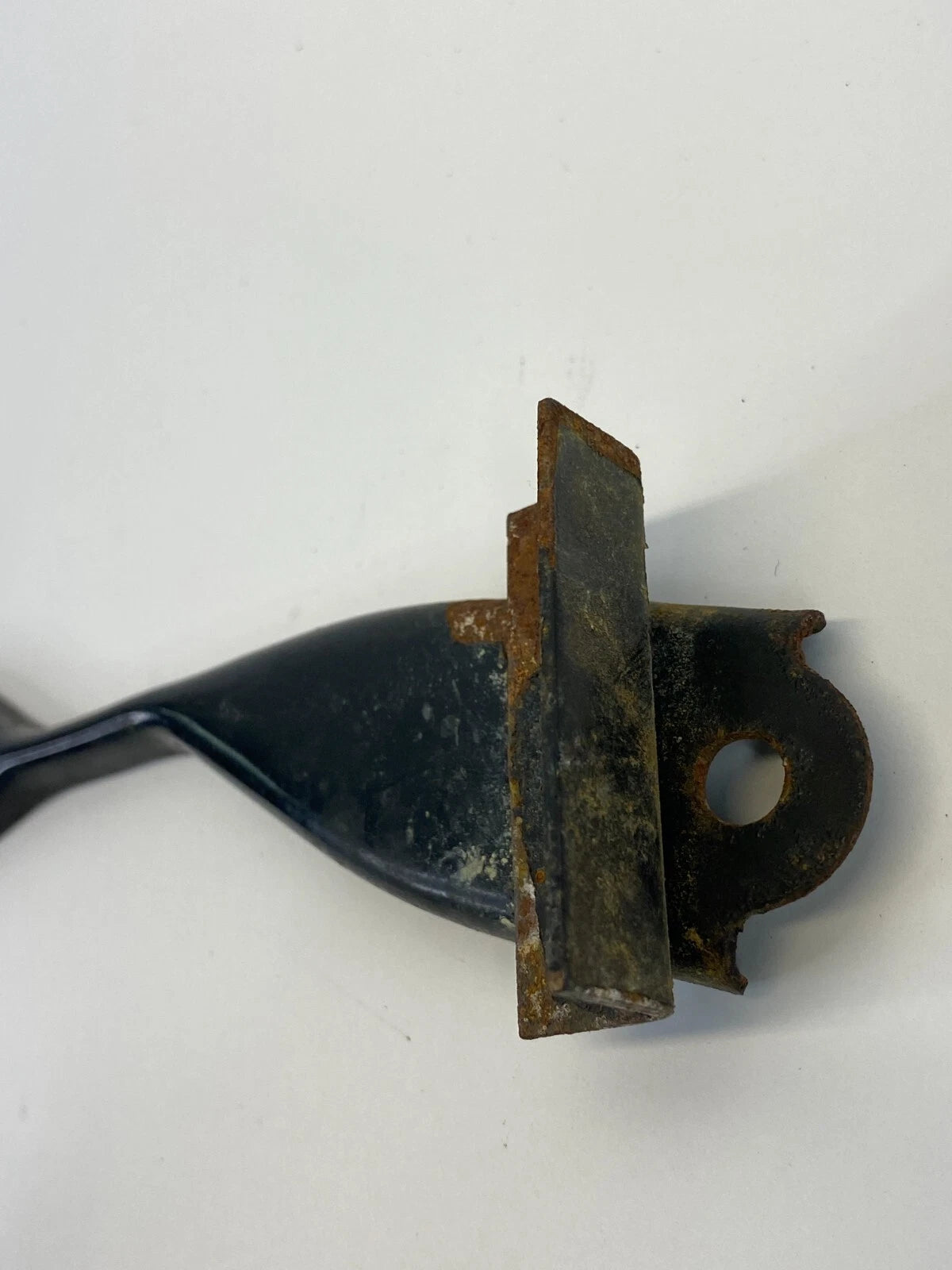 03 04 05 06 07 08 TOYOTA COROLLA 1.8L L4 BATTERY HOLD DOWN FRAME CLAMP OEM