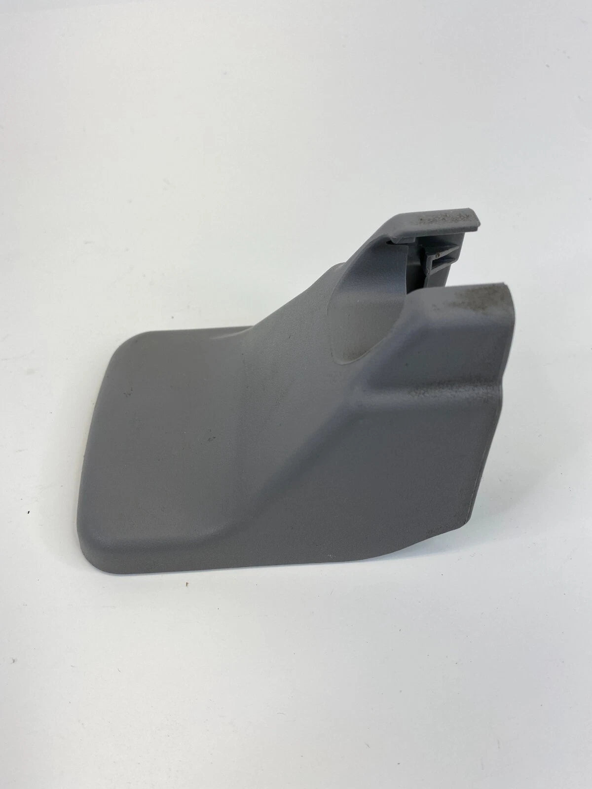 2005-2010 TOYOTA SIENNA FRONT LEFT SEAT TRACK END COVER 72138-AE030 OEM