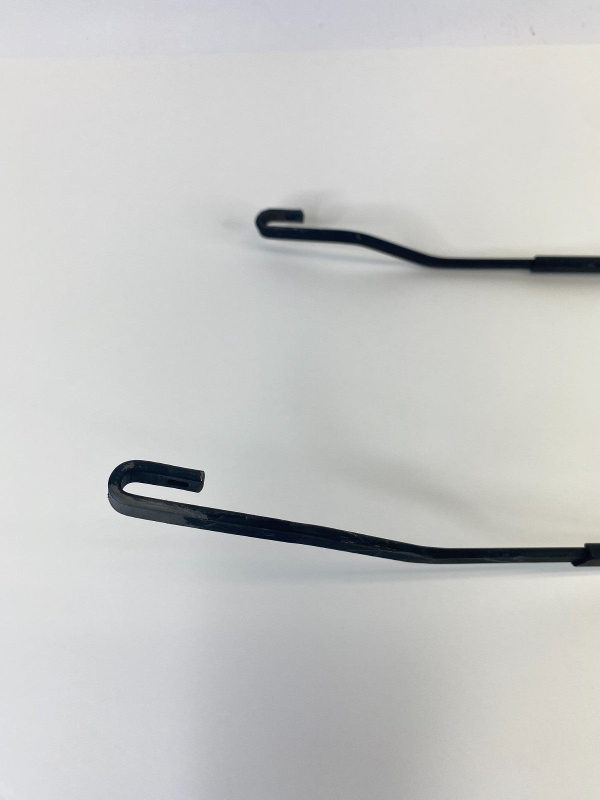 05 06 07 08 09 10 Kia Sportage Windshield Front Left & Right Wiper Arm OEM