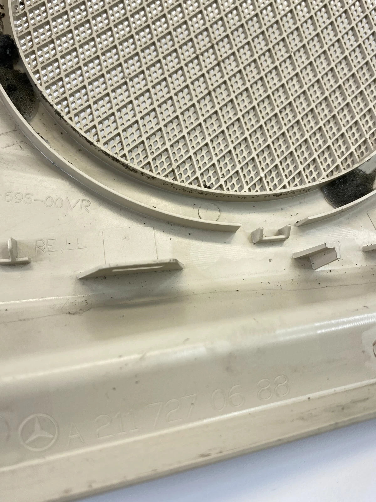 2003-2006 MERCEDES BENZ E500 FRONT RIGHT DOOR SPEAKER GRILLE COVER 2117270688