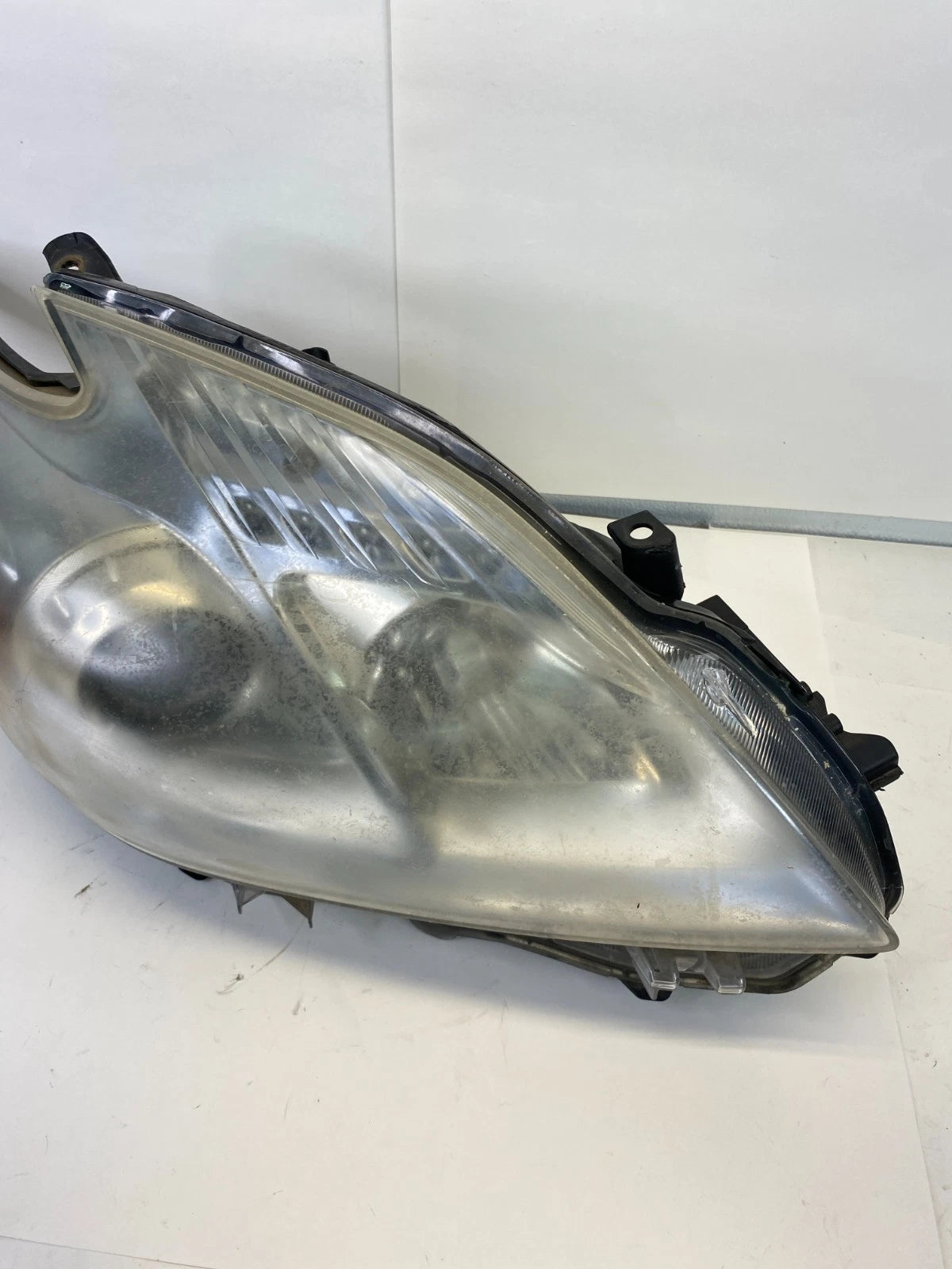 2010-2011 TOYOTA PRIUS RIGHT PASSENGER SIDE HEADLIGHT HEAD LAMP ASSEMBLY OEM