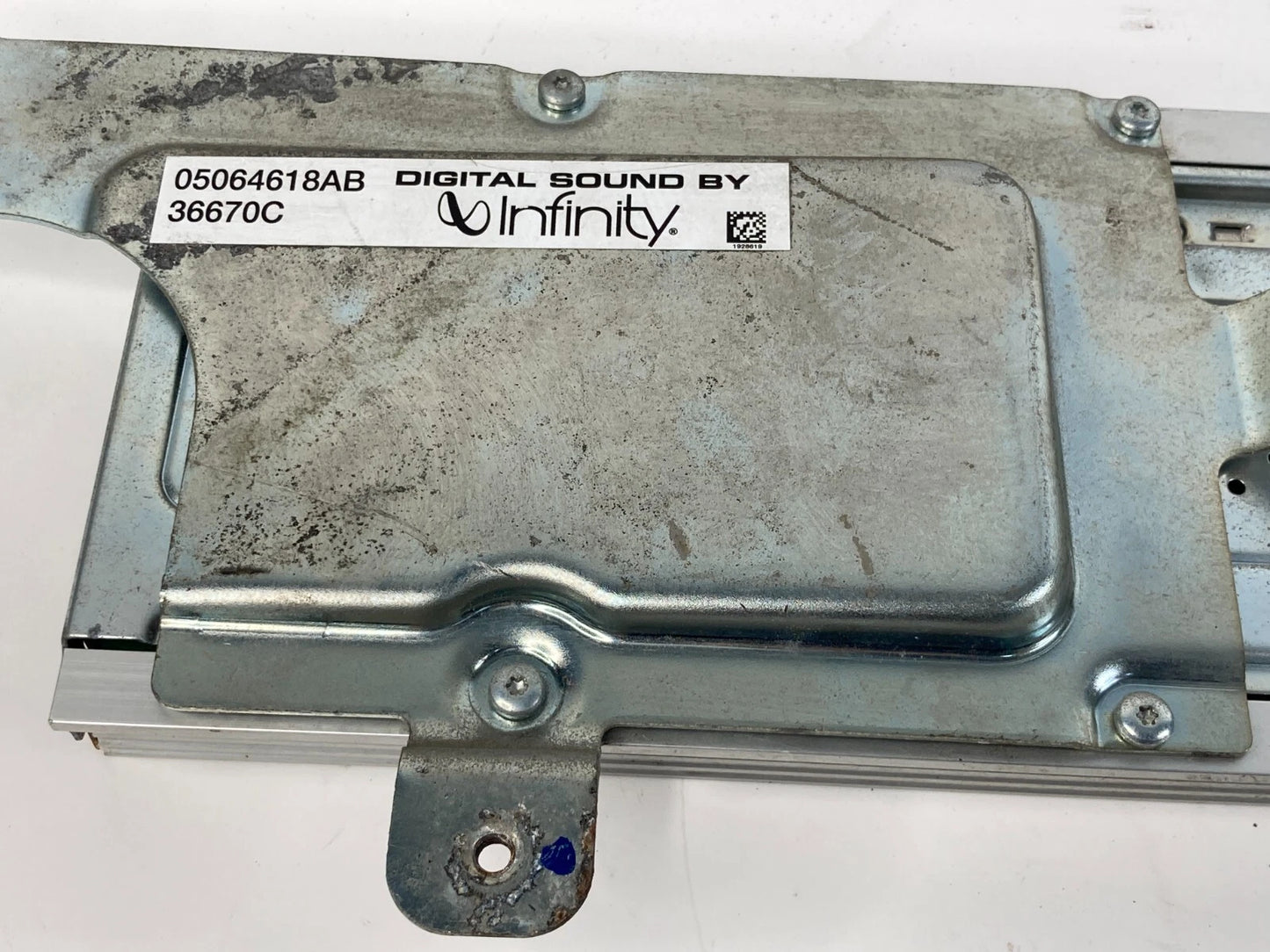 2009-2014 VW VOLKSWAGEN ROUTAN RADIO AUDIO STEREO AMPLIFIER AMP 05064618AB OEM