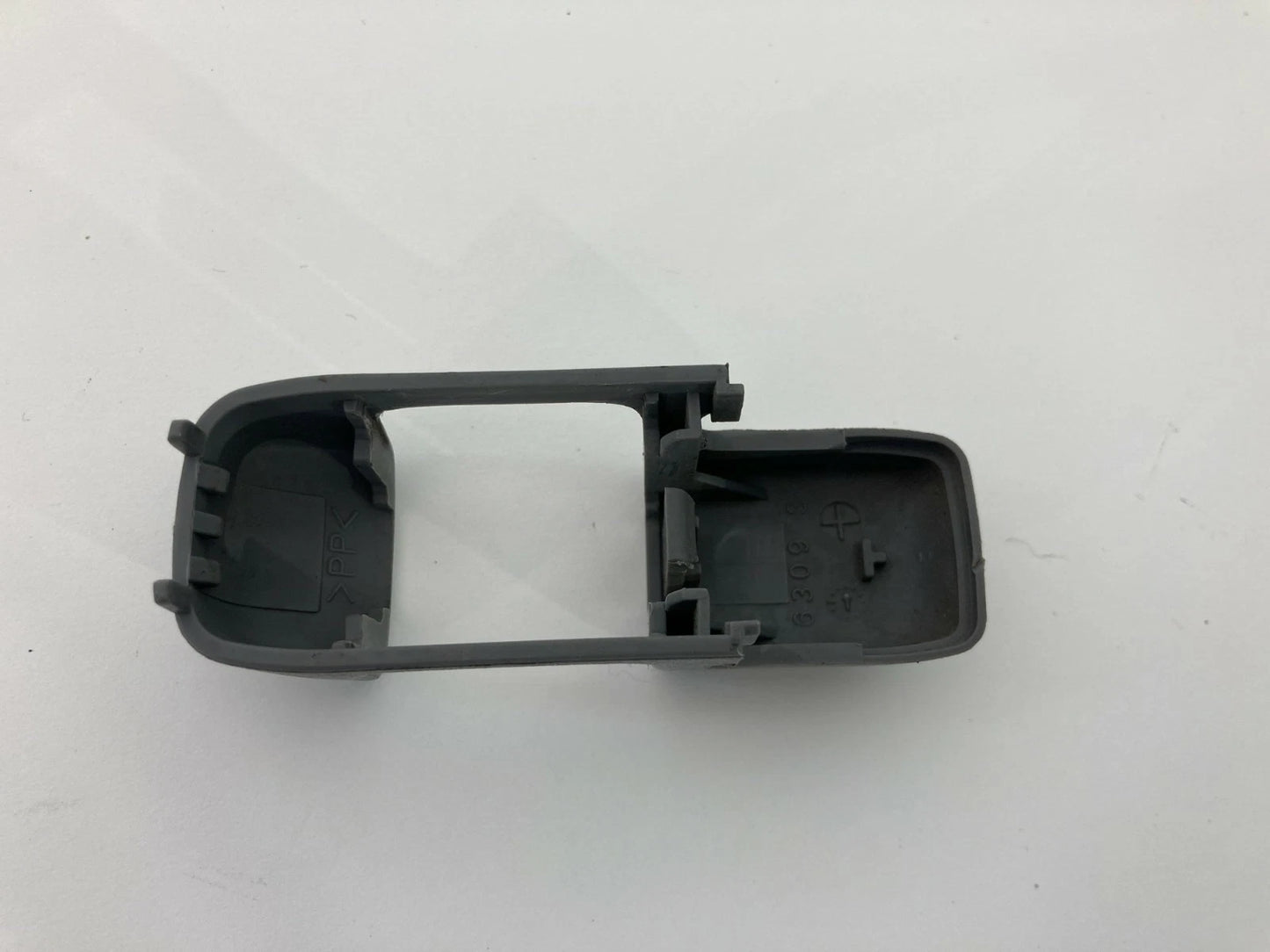 03 04 05 06 KIA SORENTO SEAT BELT UPPER SLIDE HANDLE BOLT TRIM COVER OEM