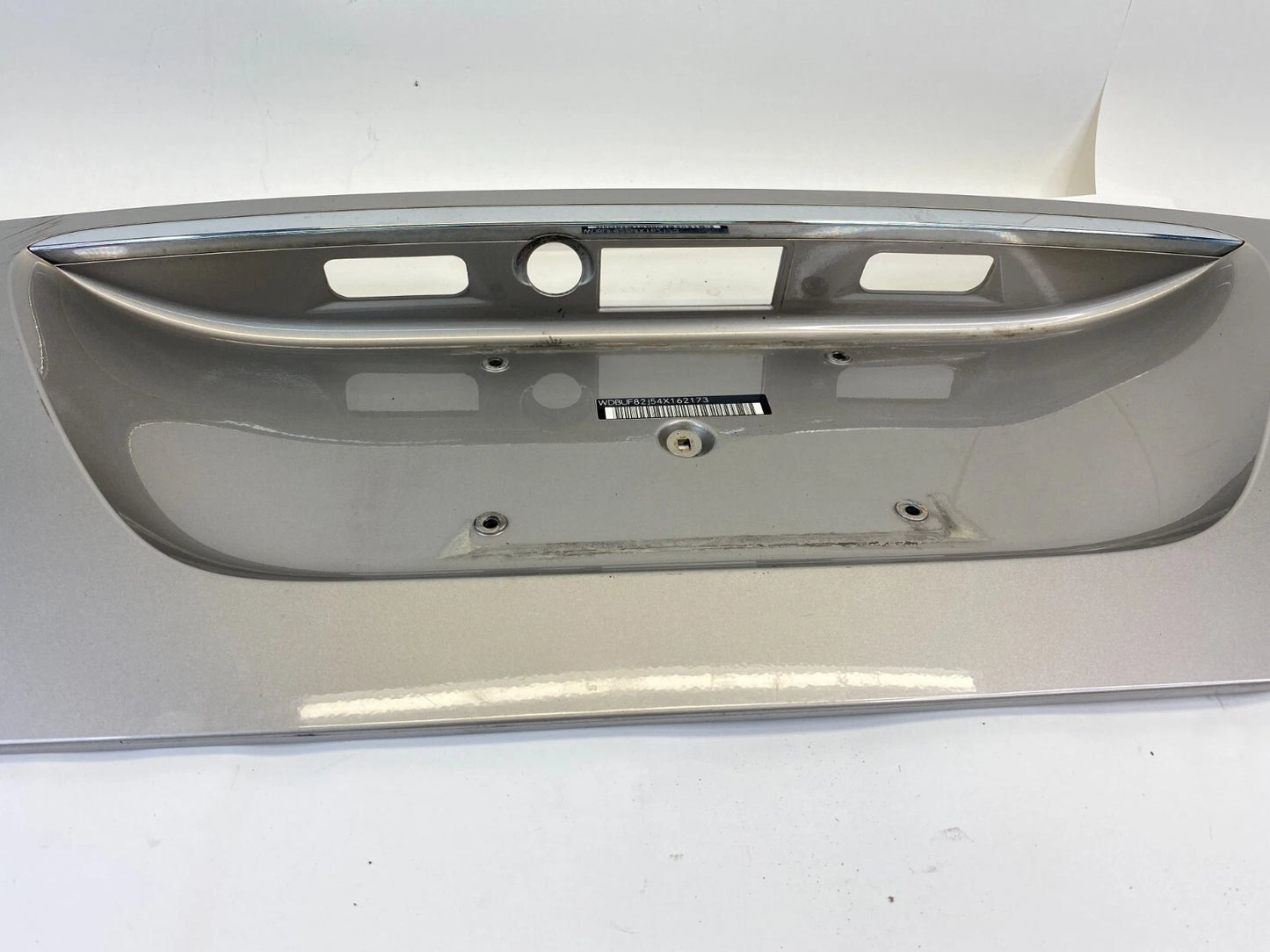 03-06 MERCEDES-BENZ E320 TRUNK LID TAILGATE LICENSE PLATE TRIM A2117500337 OEM