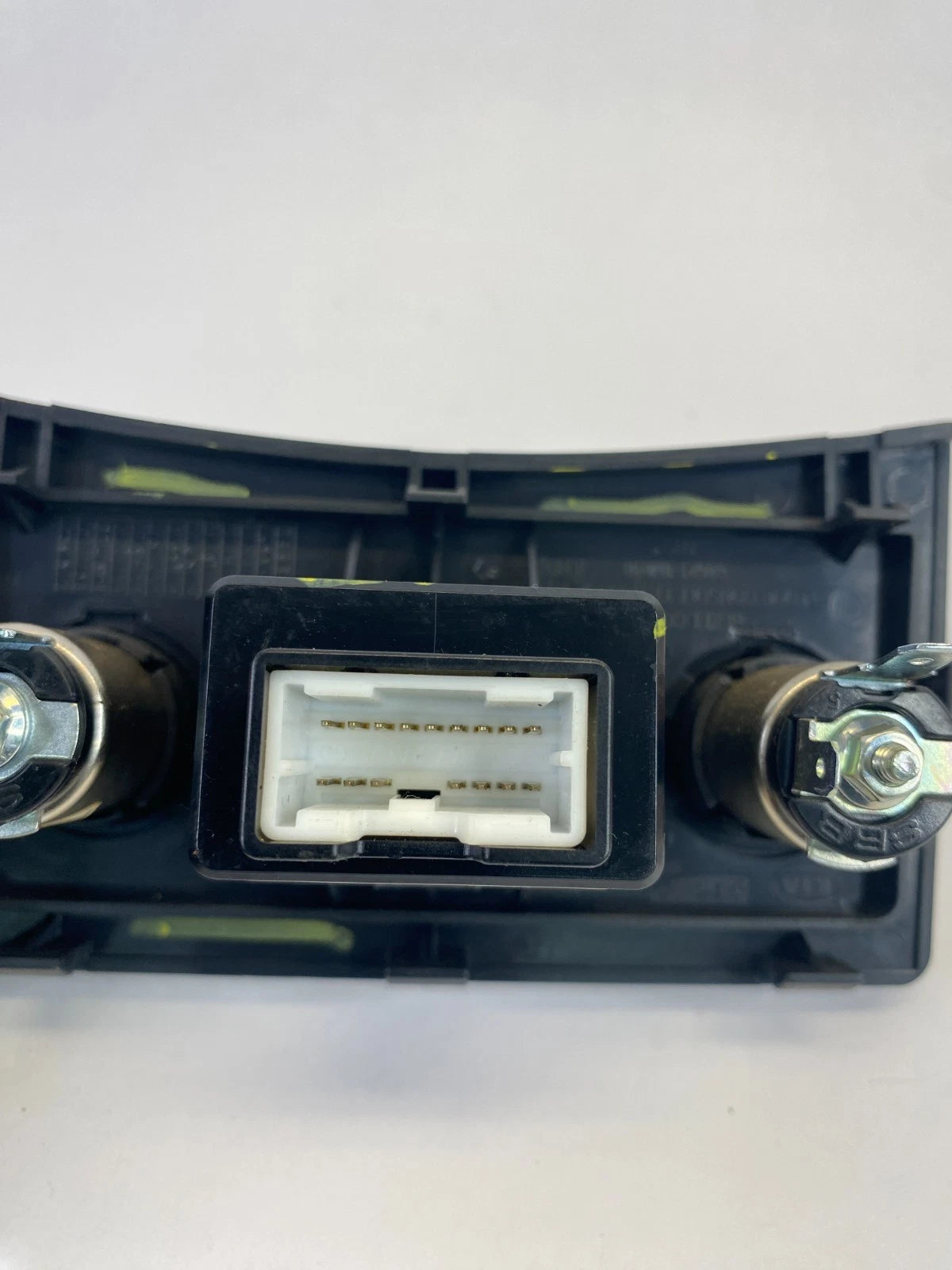 2010-2013 KIA FORTE CONSOLE POWER AUX USB IPOD MEDIA PORT ASSY 84620-1M090 OEM