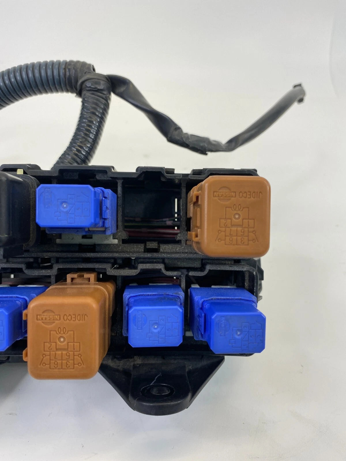 2001-2004 NISSAN PATHFINDER 3.5L ENGINE LEFT SIDE RELAY BOX FUSEBOX 7154-3079