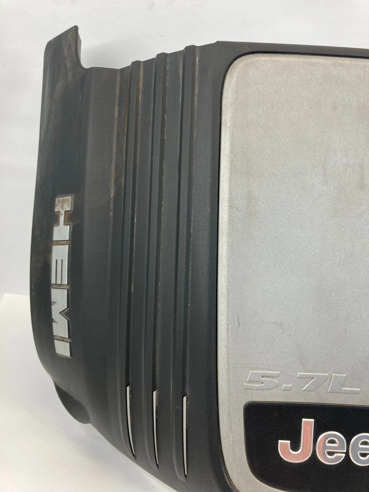 2005-2010 JEEP GRAND CHEROKEE COMMANDER 5.7L V8 HEMI ENGINE COVER 53013789AA OEM