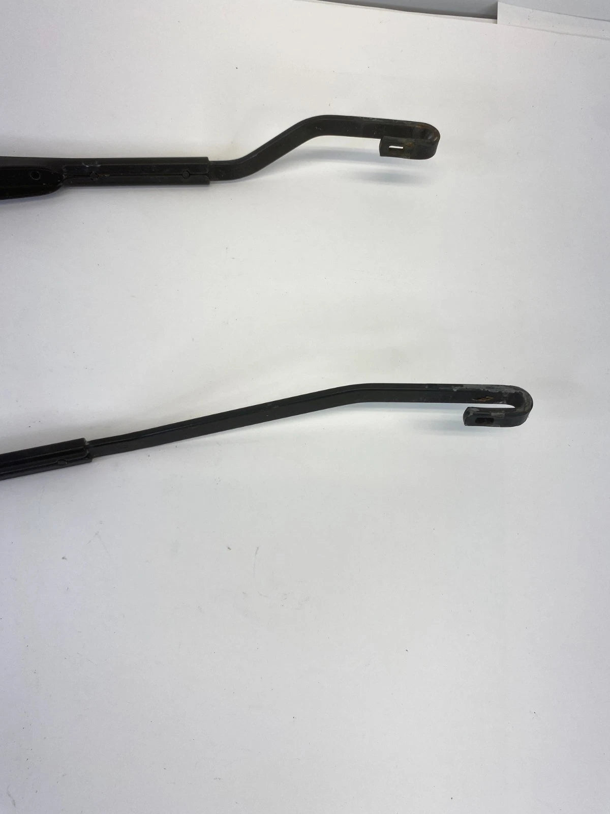 2005-2010 CHRYSLER 300 FRONT RIGHT & LEFT WINDSHIELD WIPER ARM PAIR SET OEM