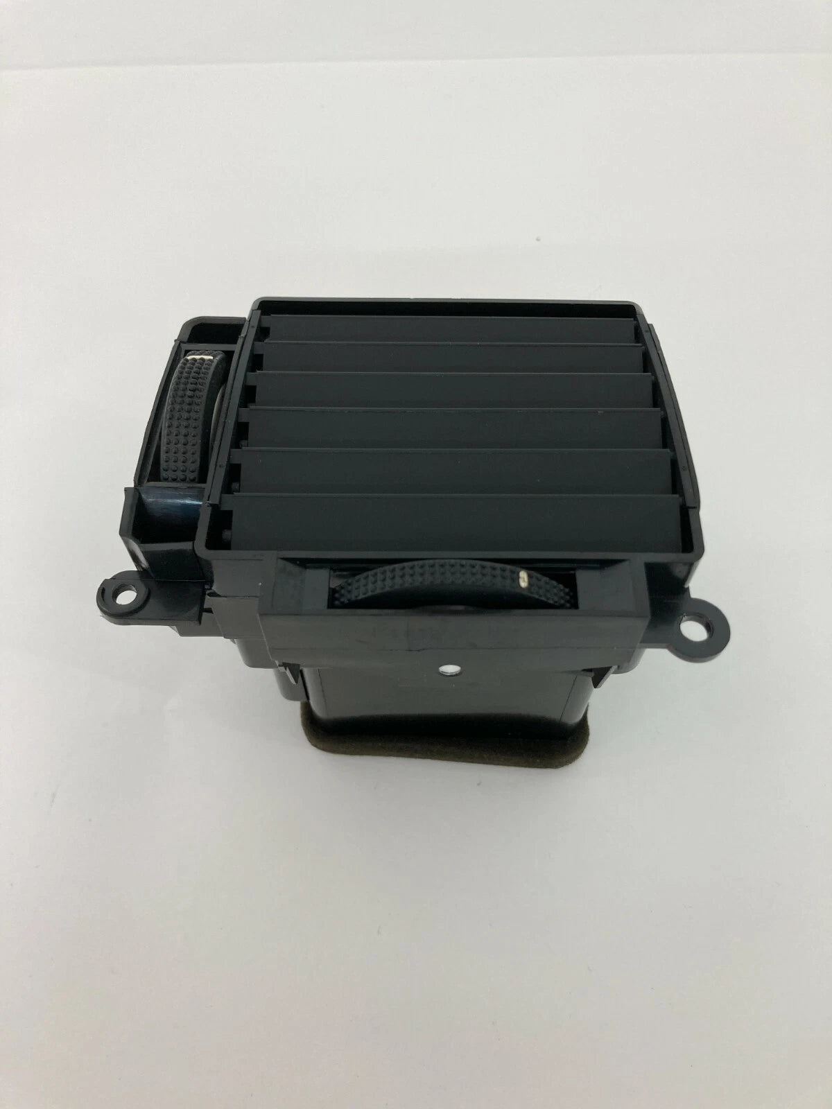 2004 2005 2006 KIA AMANTI RIGHT PASSENGER SIDE CENTER DASH AC AIR VENT GRILLE