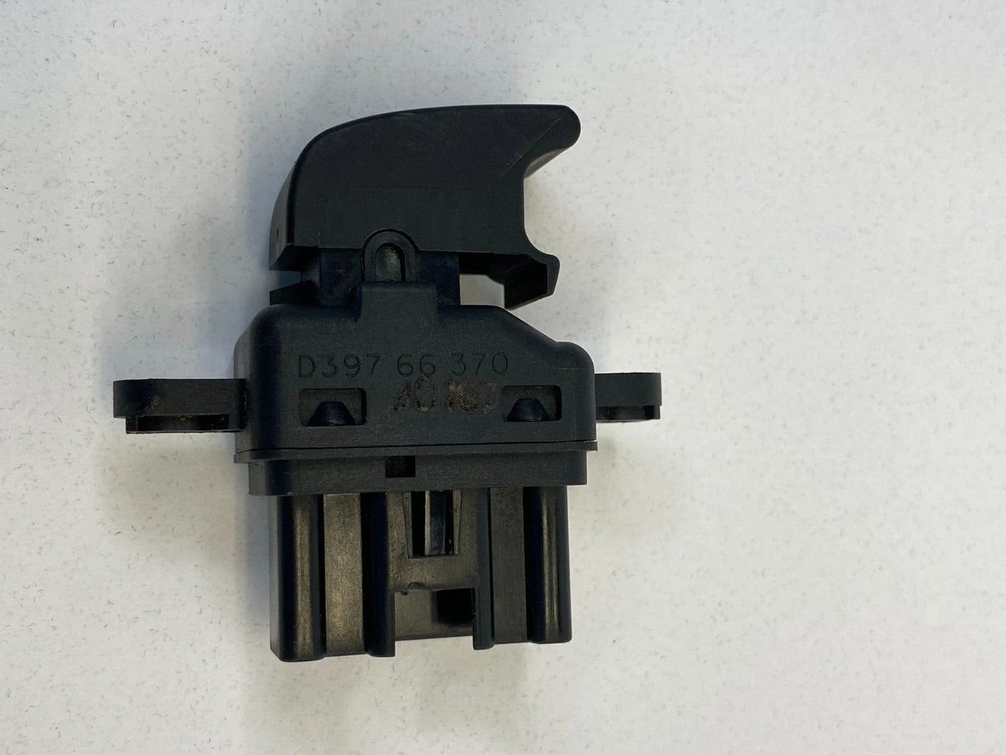 2004-2009 MAZDA 3 MAZDA3 REAR RIGHT SIDE DOOR WINDOW CONTROL SWITCH D397-66-370