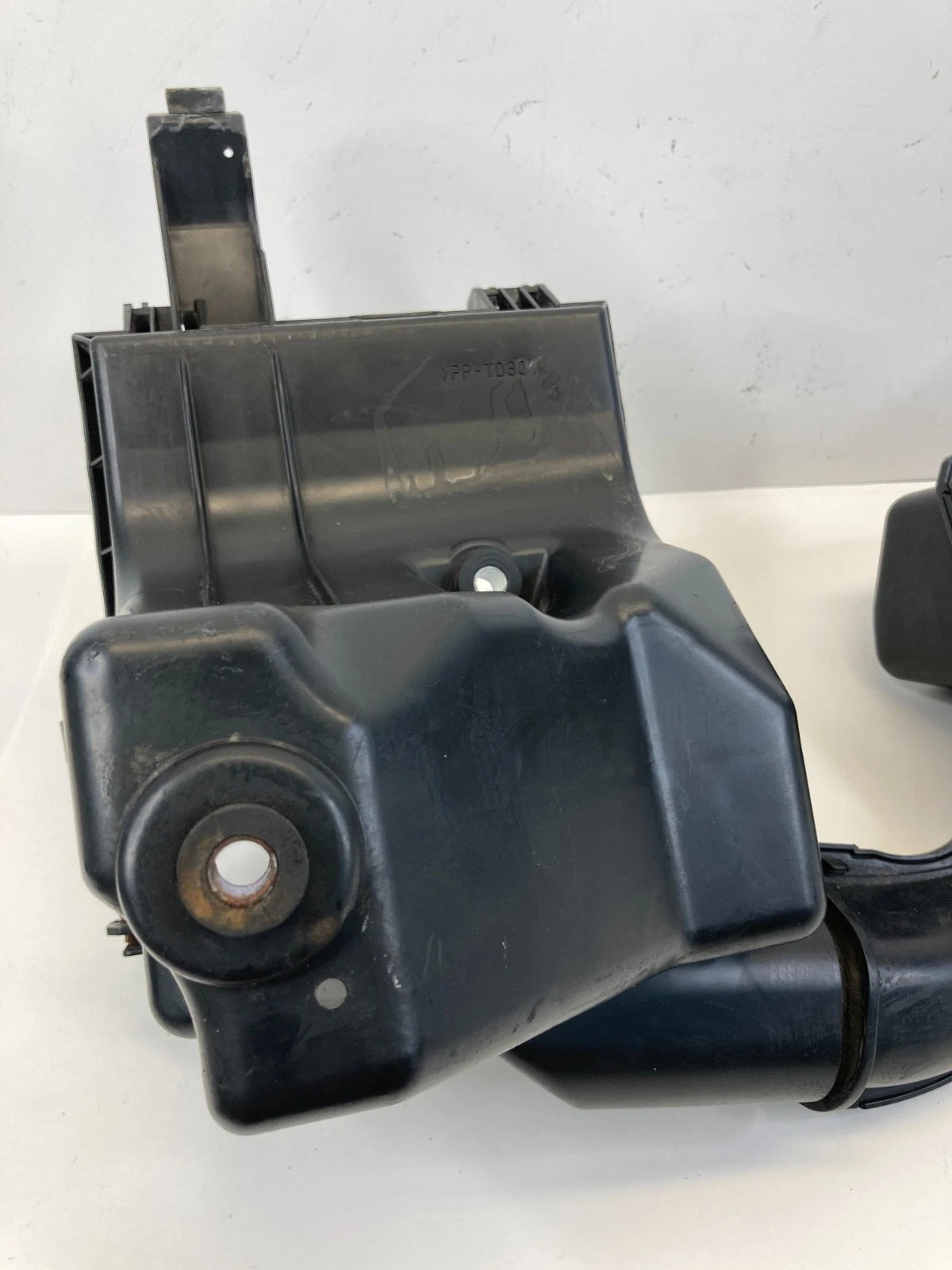 2012-2015 TOYOTA PRIUS AIR CLEANER INTAKE BOX HOUSING RESONATOR 17701-37170 OEM