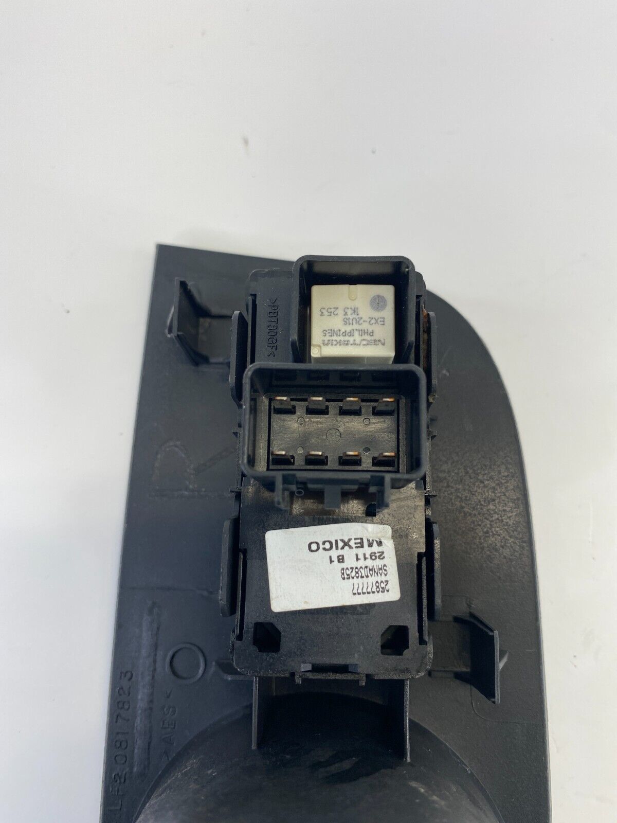 2009-2012 Chevy Traverse Rear Right Side Door Power Window Switch w /Bezel Trim