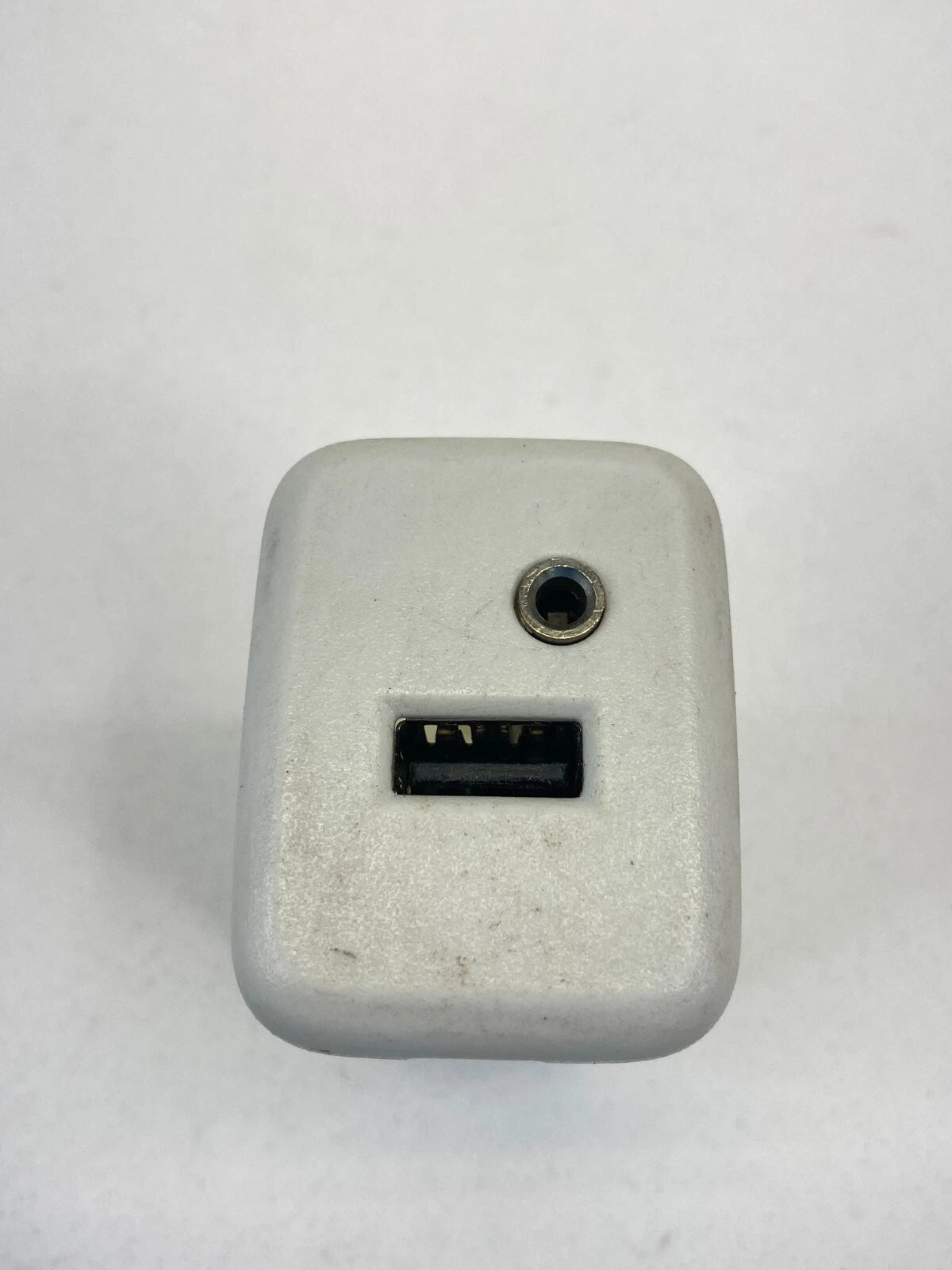 2016-2020 CHEVROLET IMPALA CENTER CONSOLE AUDIO PLAYER AUXILIARY JACK USB SOCKET