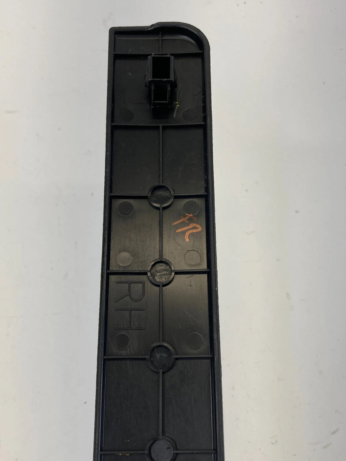 08-13 NISSAN ROGUE FRONT RIGHT SIDE DOOR SILL SCUFF PLATE STEP TRIM 769B0-JM00A