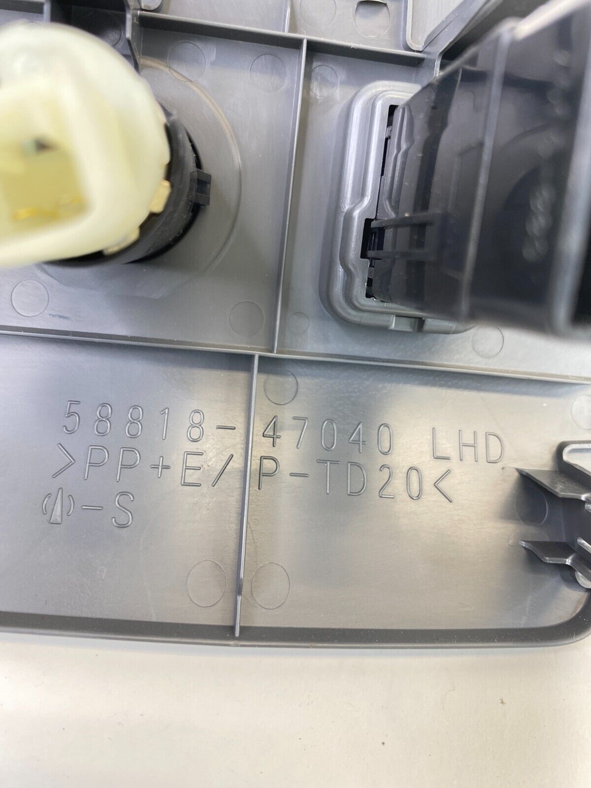 2010 2011 Toyota Prius Center Console Trim Heater Seat Warmer Swith Power Outlet