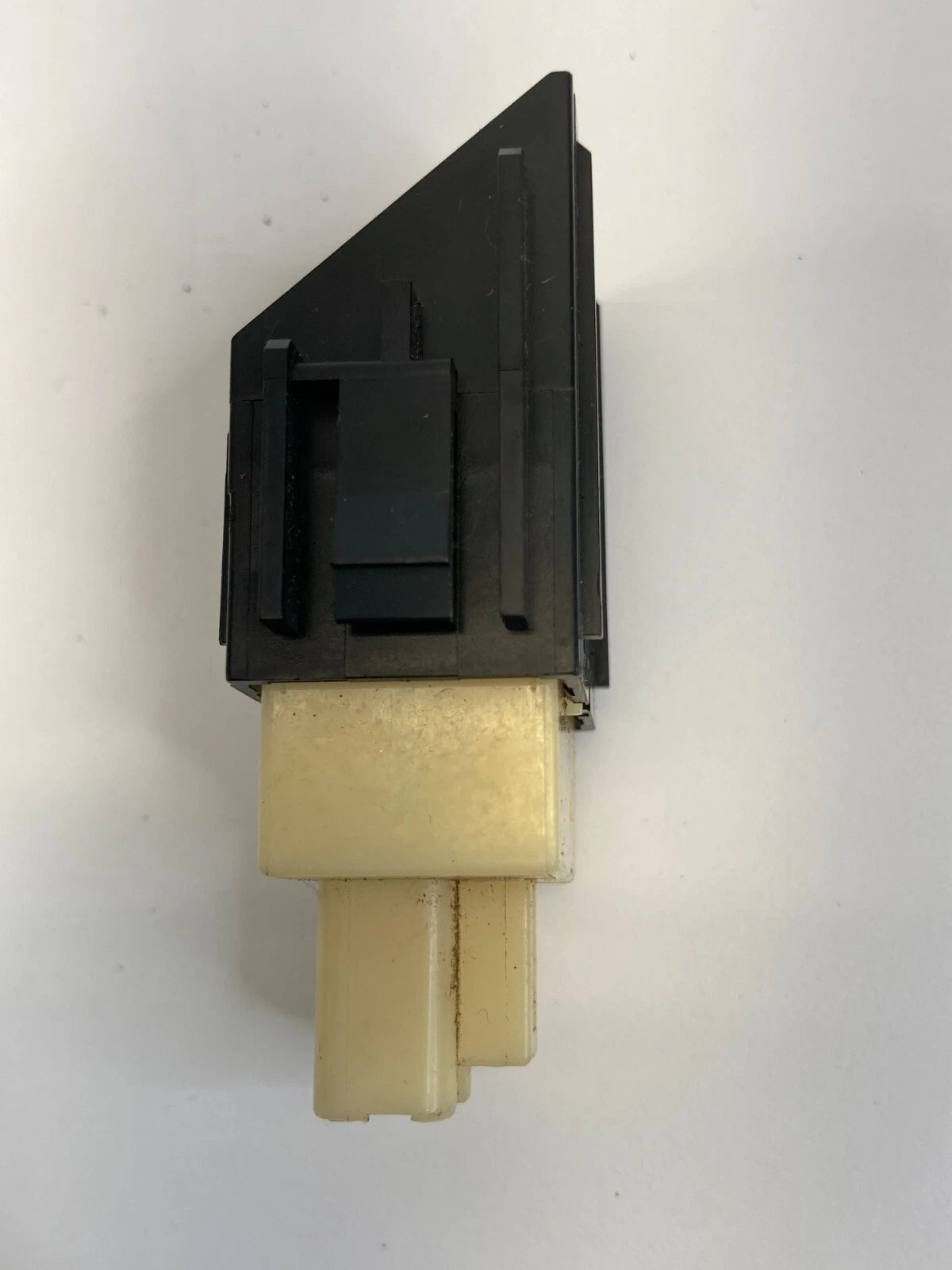 2003-2008 MAZDA6 MAZDA 6 SEDAN TRUNK LID RELEASE OPEN BUTTON SWITCH 15A489