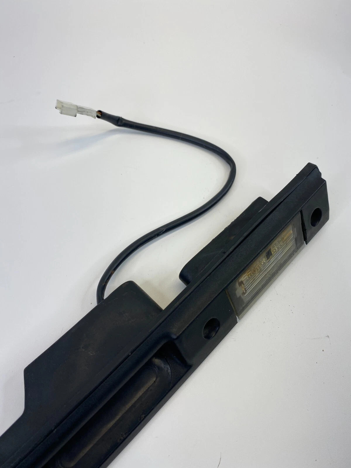 2003-2012 LAND ROVER RANGE ROVER REAR LICENSE PLATE LIGHT MOLDING ASSEMBLY OEM