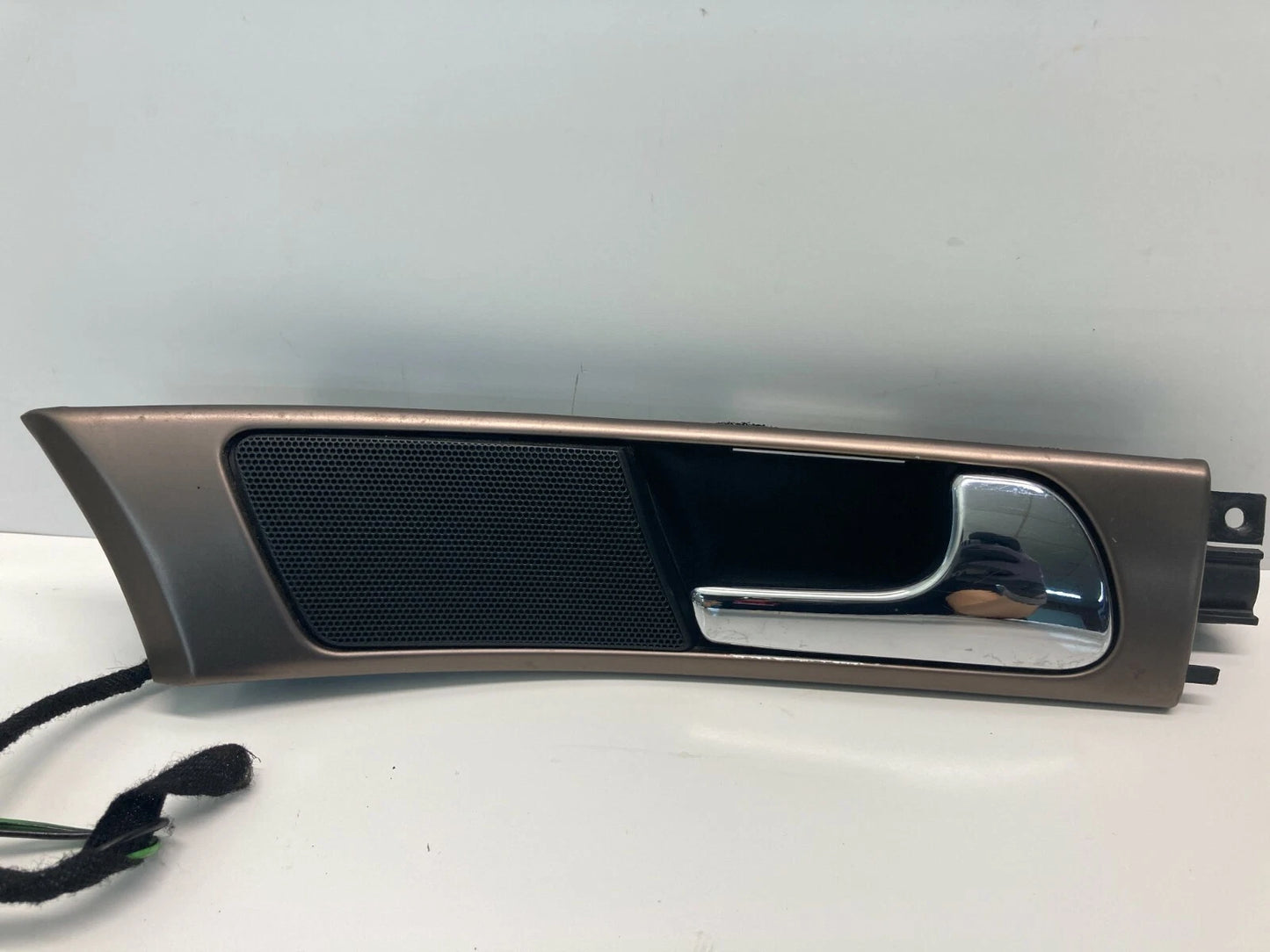 1998-2004 AUDI A6 FRONT RIGHT INTERIOR DOOR HANDLE WITH TWEETER OEM 4B0-837-020