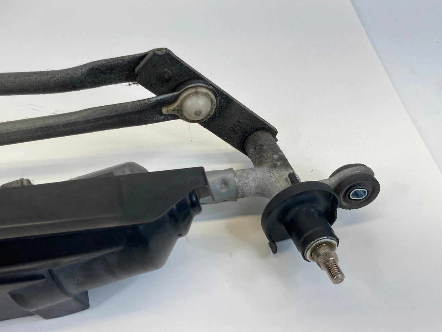 2012-2019 Fiat 500 Front Windshield Wiper Linkage Gear Assy w/ Motor OEM