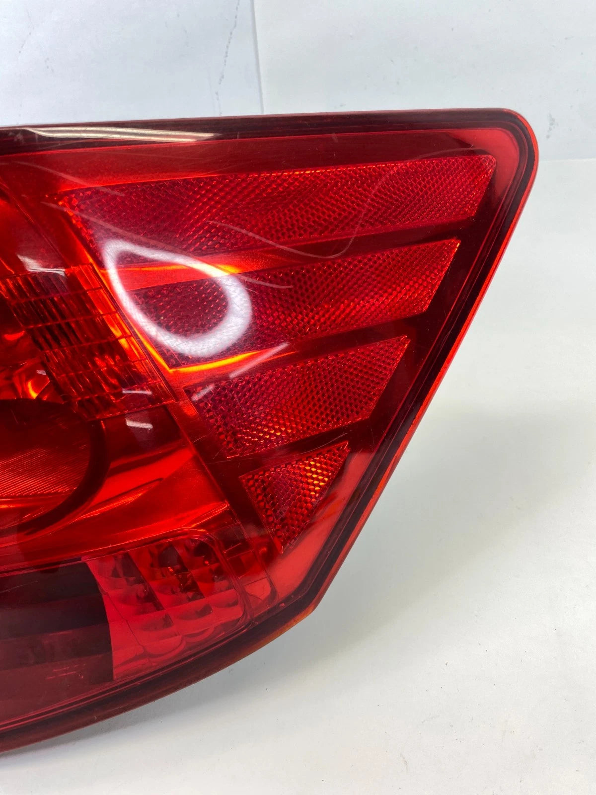2010-2013 KIA FORTE SEDAN REAR RIGHT PASSENGER QUARTER MOUNTED TAILLIGHT LIGHT