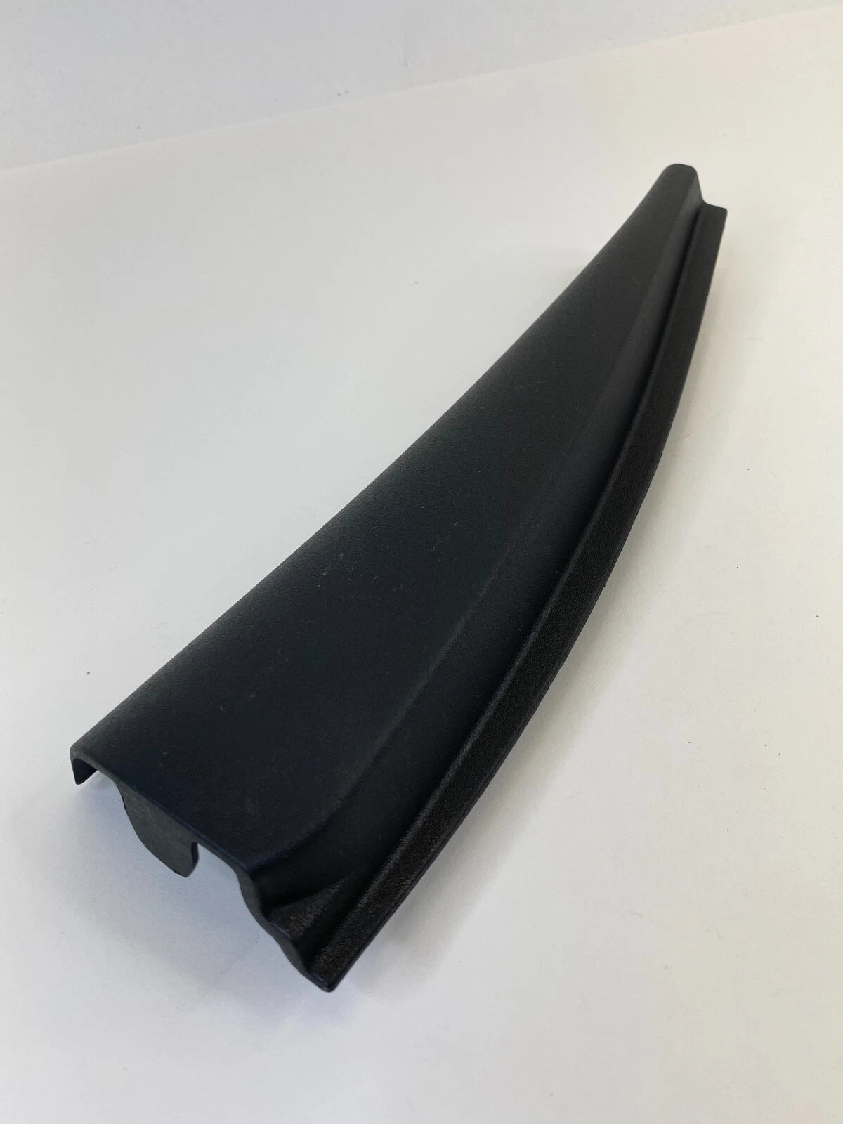 2009-2012 CHEVROLET TRAVERSE REAR RIGHT DOOR INNER FRAME CORNER COVER 25852004