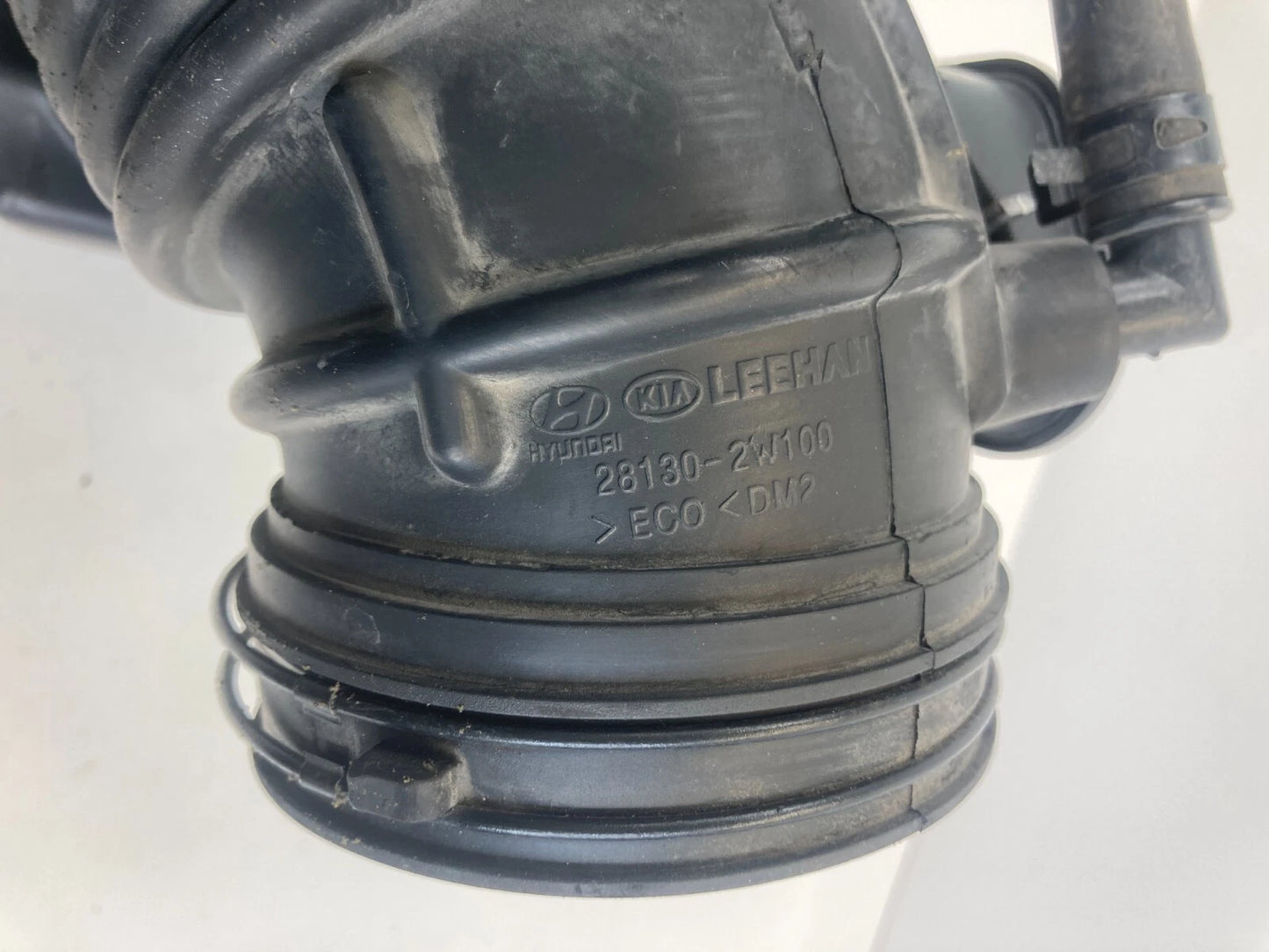 2013-2018 HYUNDAI SANTA FE 3.3L ENGINE AIR CLEANER INTAKE HOSE 28130-2W100 OEM
