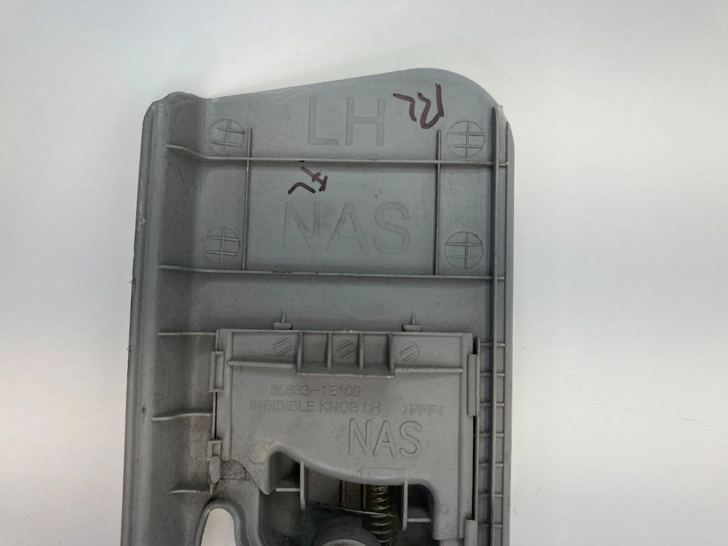 2006-2011 HYUNDAI ACCENT SEDAN FRONT LEFT SEAT BELT ADJUSTER COVER 85833-1E100