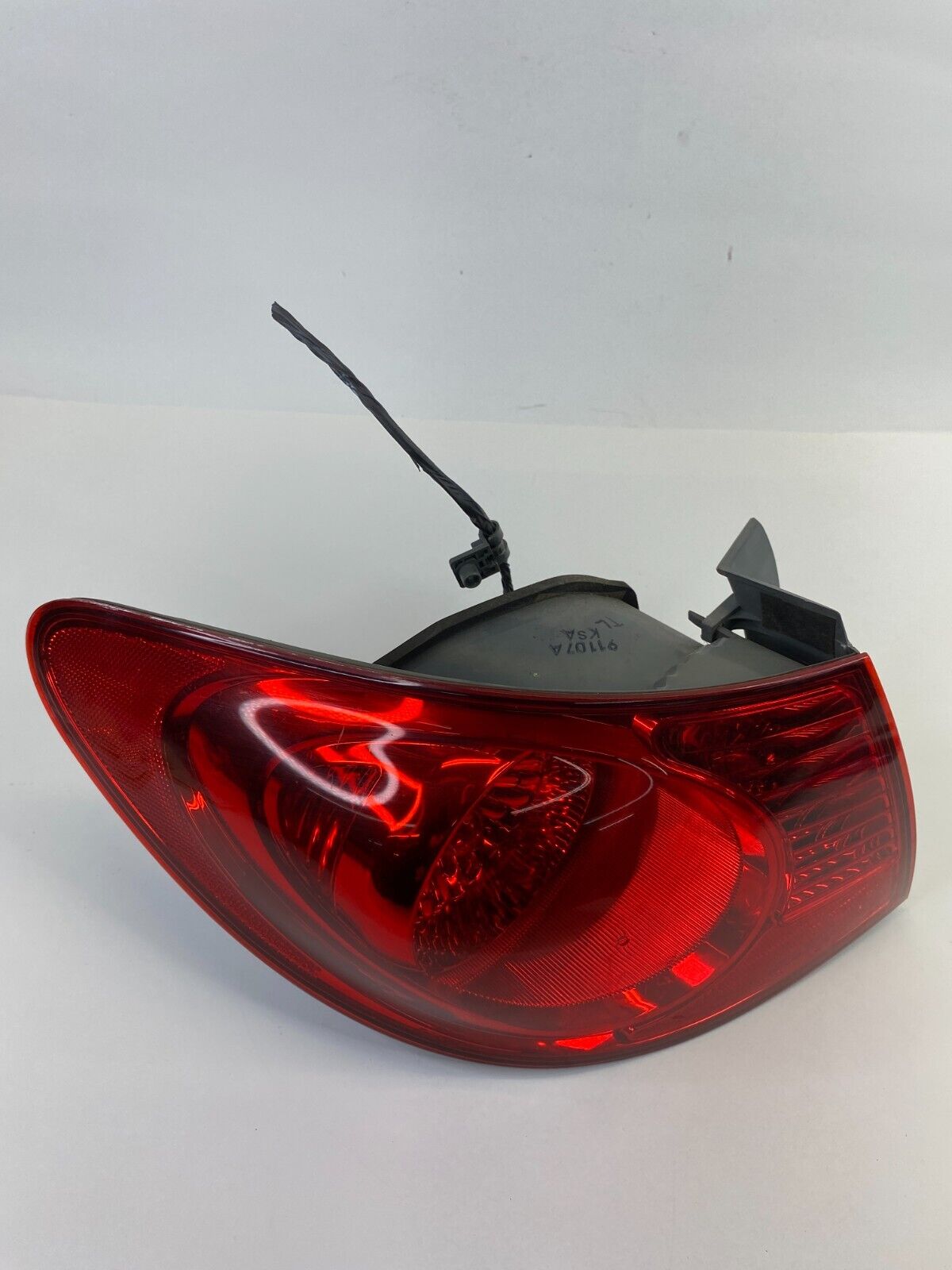 2007-2010 Hyundai Elantra Sedan Left Driver Taillight Tail Lamp Light Outer