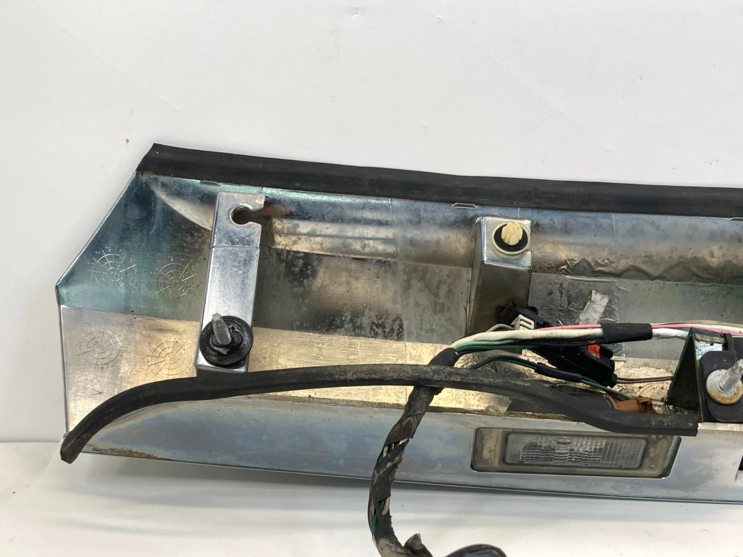 2010-2015 GMC TERRAIN TRUNK LID GARNISH LICENSE PLATE MOLDING BEZEL W/ CAMERA