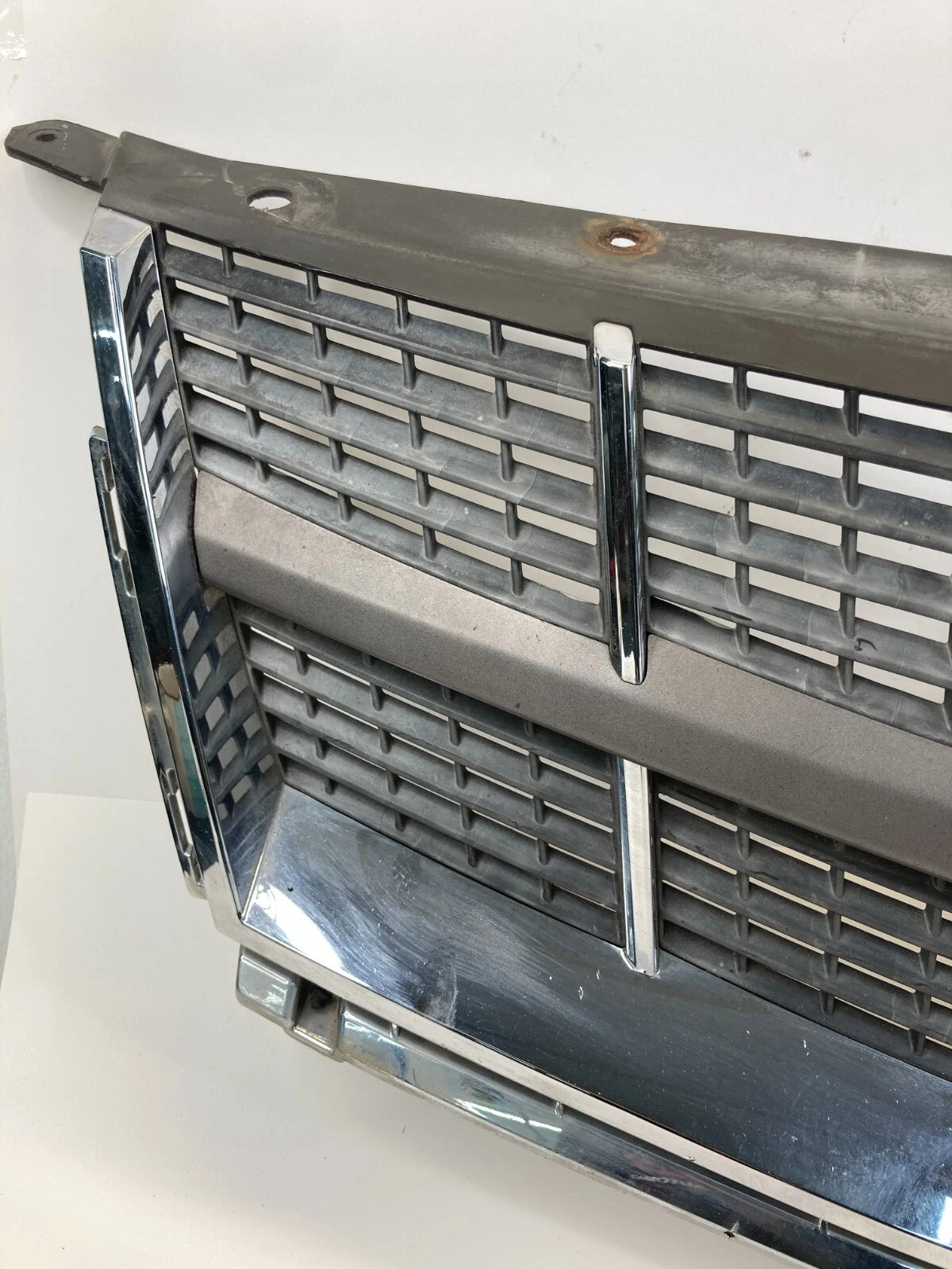 2008-2011 CADILLAC CTS FRONT UPPER CENTER BUMPER GRILL GRILLE W/ EMBLEM 25778322