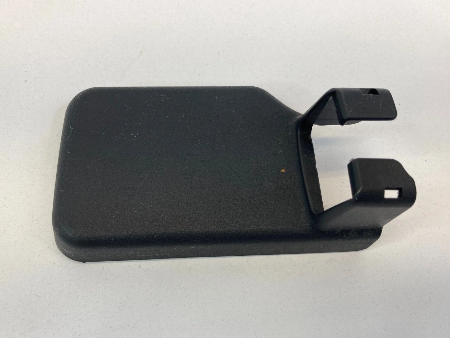 08-17 MITSUBISHI LANCER RIGHT SIDE SEAT TRACK END COVER ANCHOR TRIM CAP 6977A395