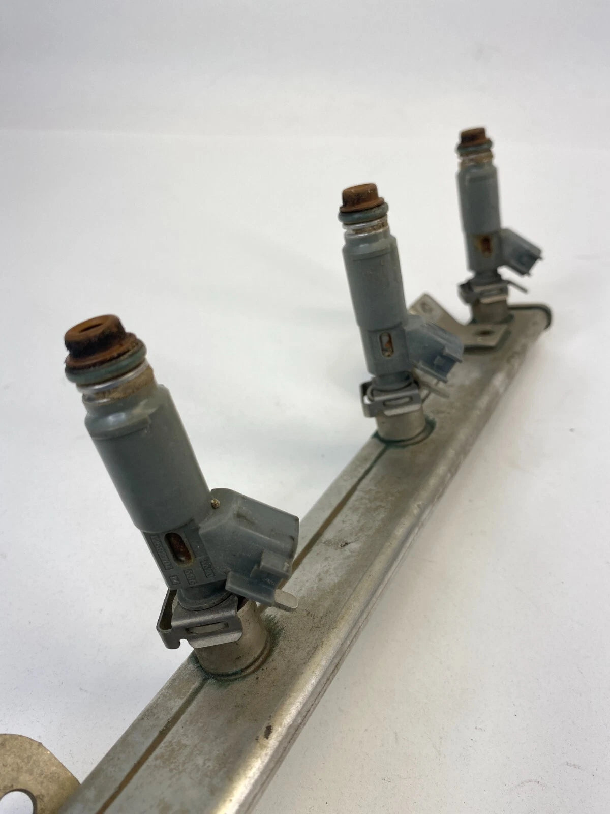 06-11 CHEVY HHR 2.2L 06-12 MALIBU 2.4L FUEL INJECTION RAIL W INJECTORS 12605249