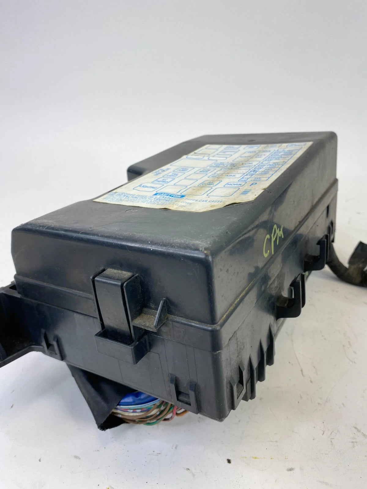 1992-2002 ISUZU TROOPER ENGINE FUSE AND RELAY BLOCK BOX ASSEMBLY OEM