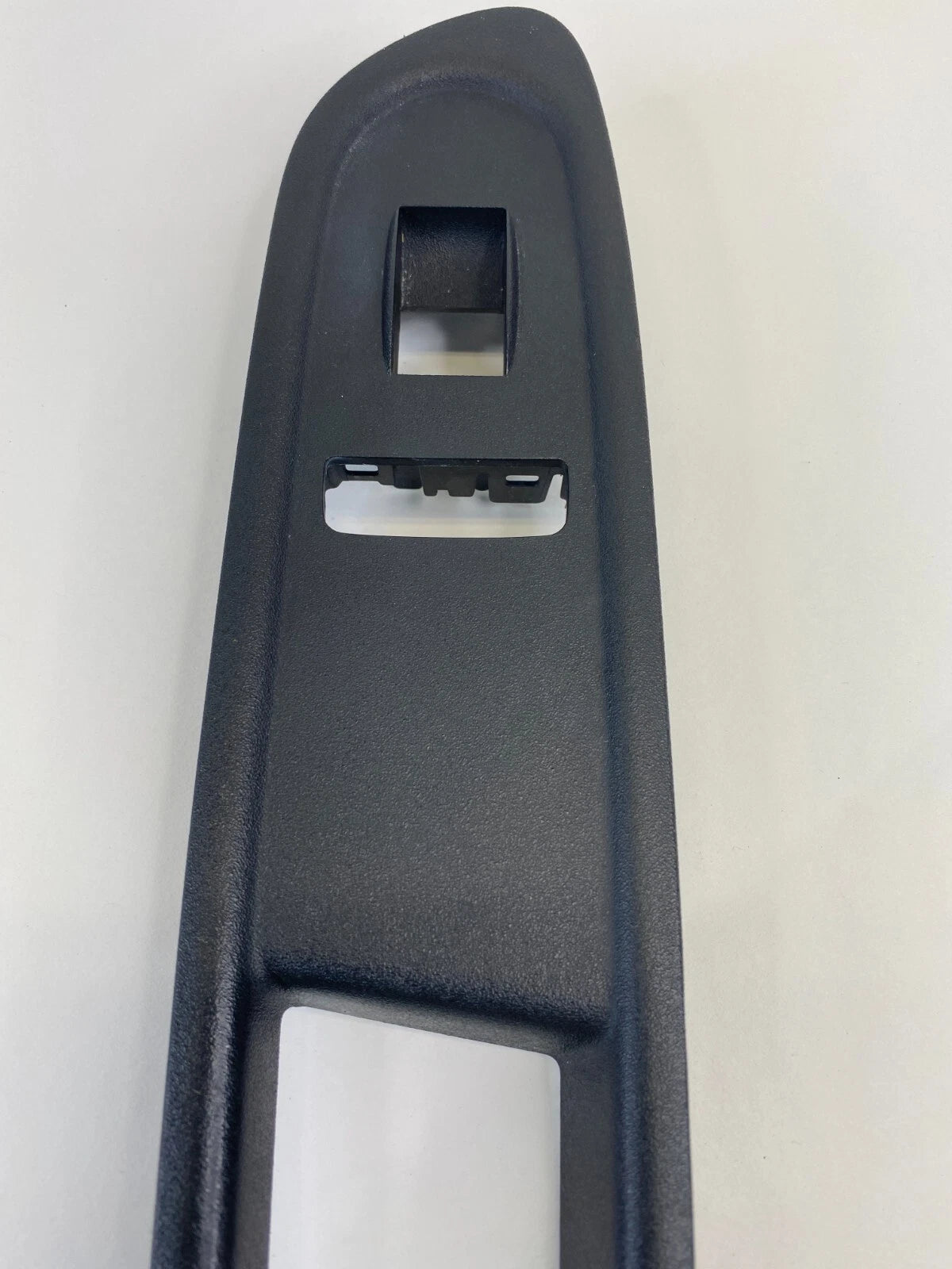 09-12 CHEVY TRAVERSE FRONT RIGHT DOOR WINDOW SWITCH BEZEL COVER TRIM 25868362