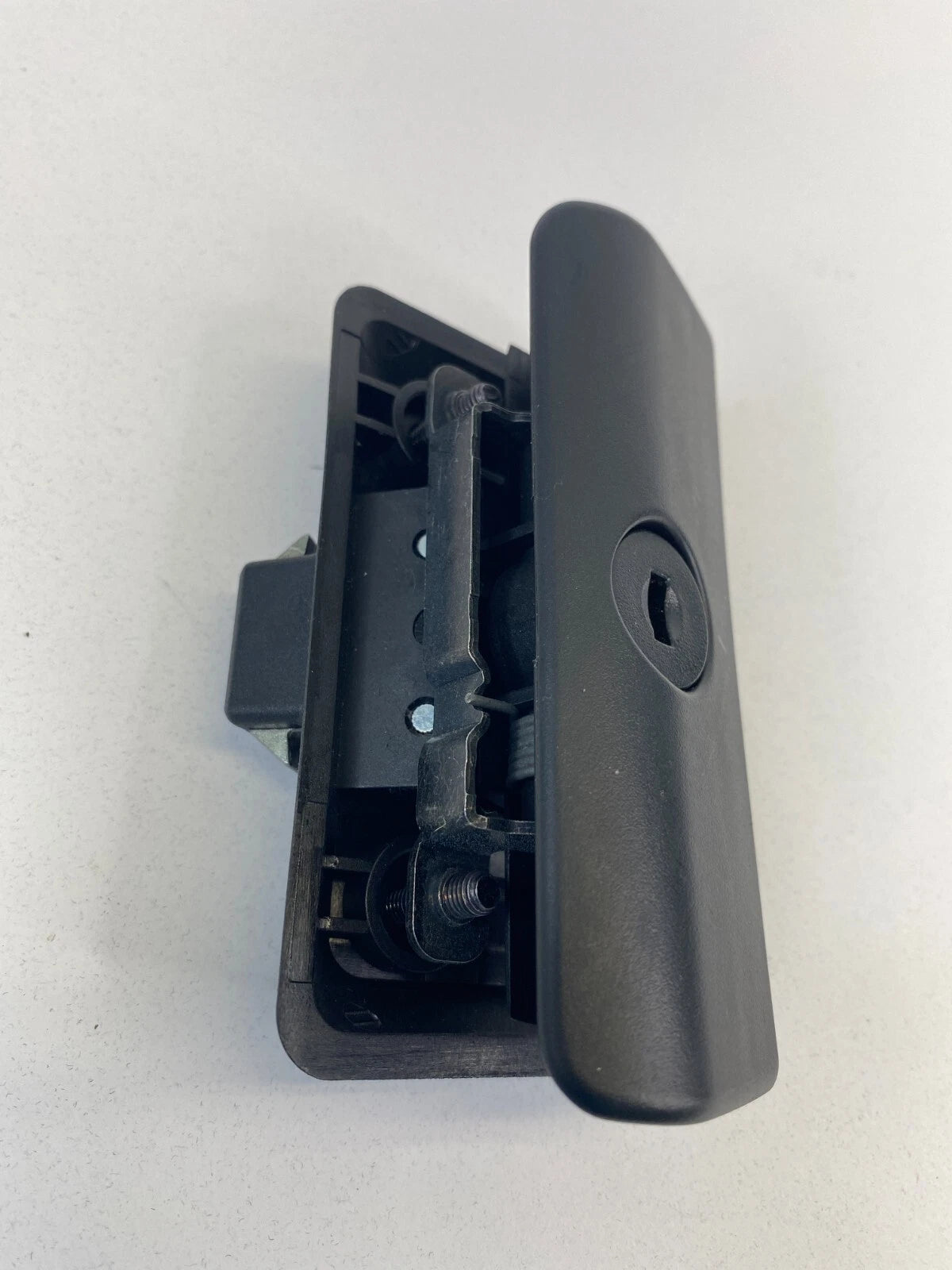 2007-2013 BMW 328I BASE SEDAN RIGHT PASSENGER DASHBOARD GLOVE BOX LOCK LATCH OEM