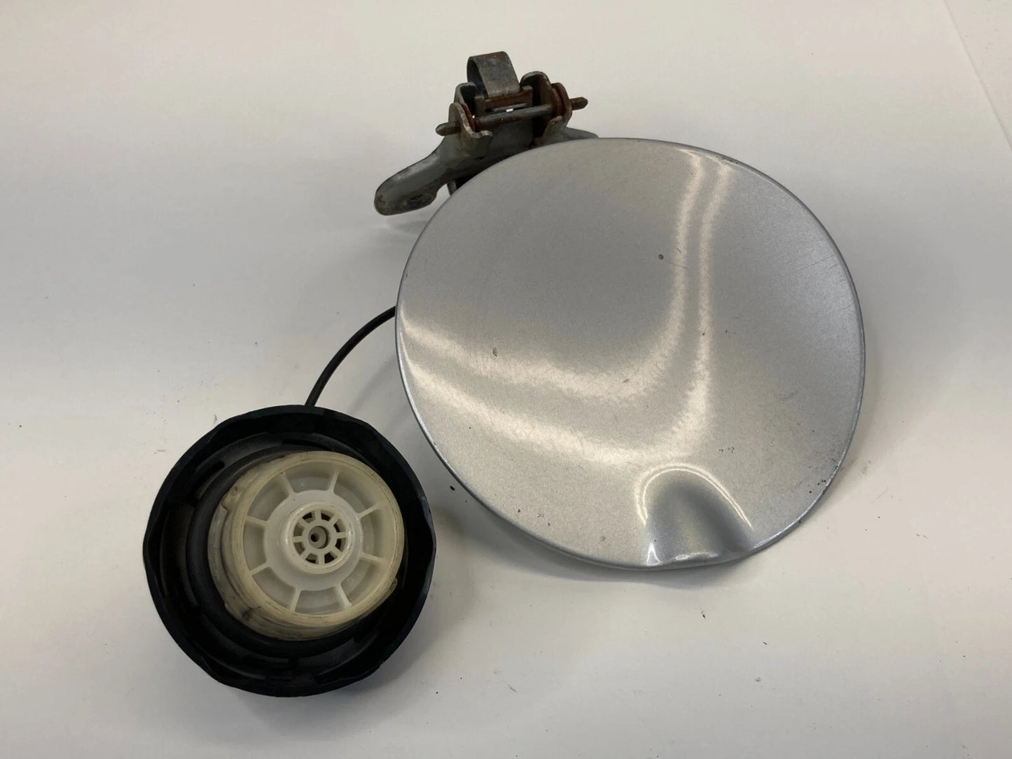 04-08 CHRYSLER PT CRUISER WAGON FUEL FILLER DOOR GAS LID COVER W/ CAP 05067387AA