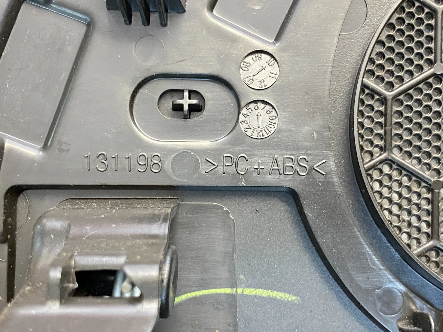 2010 2011 CHEVROLET EQUINOX CENTER DASH STORAGE COMPARTMENT 20974767 OEM