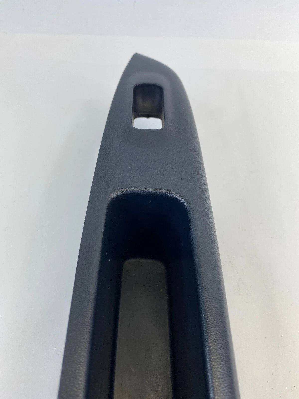 2006 2007 HYUNDAI ACCENT SEDAN REAR LEFT DOOR WINDOW SWITCH BEZEL 83710-1E010