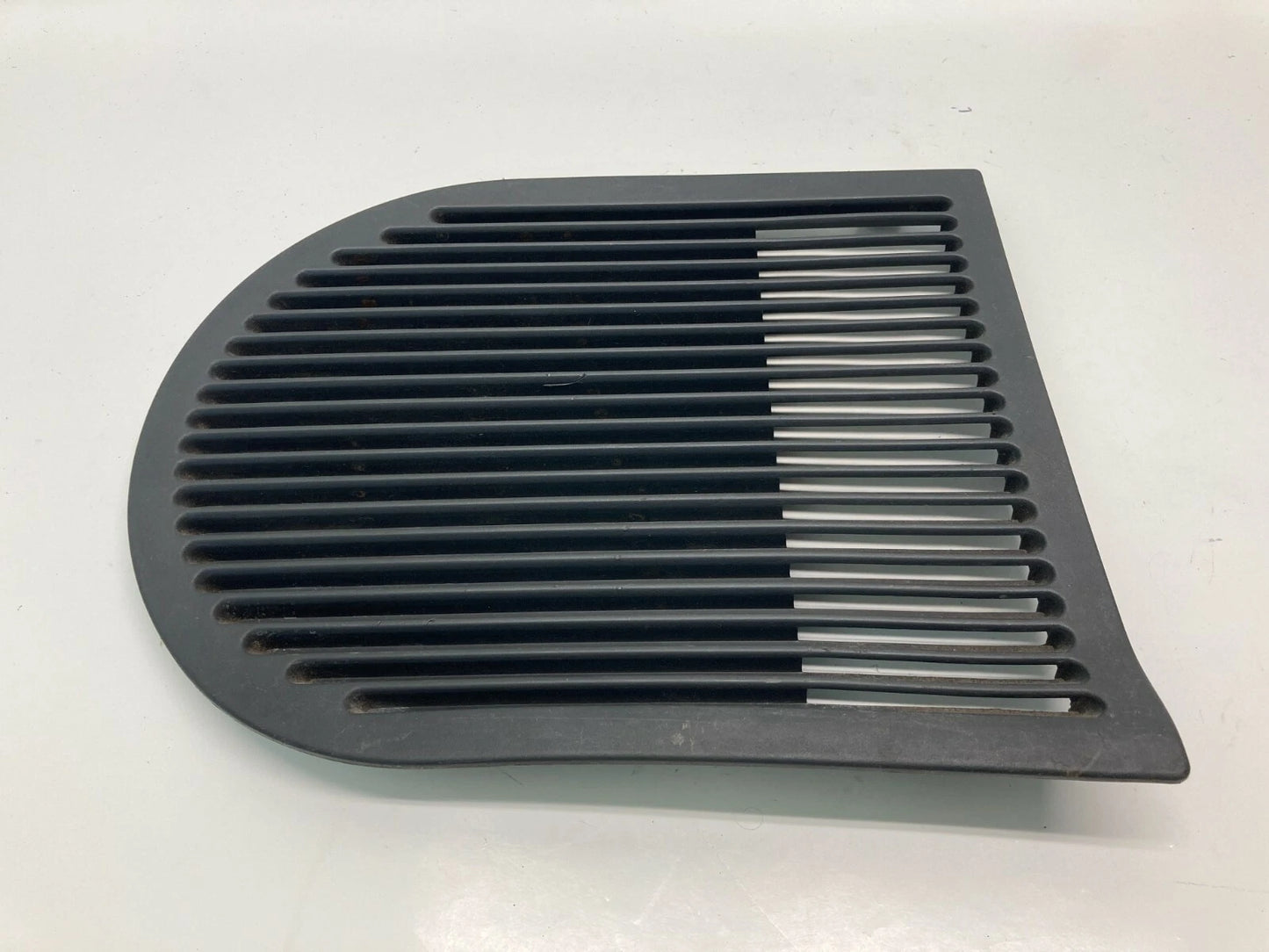 2005 05 CHRYSLER PACIFICA CARGO AREA PASSENGER SIDE WALL TRIM COVER GRILLE VENT