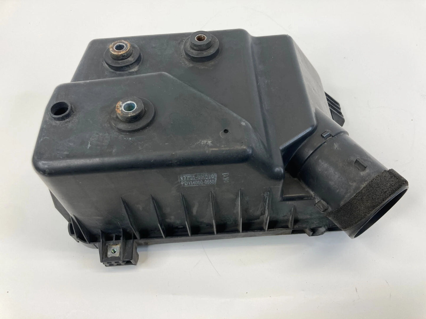 2007-2011 TOYOTA CAMRY 2.4L AIR INTAKE LOWER CLEANER BOX COVER 17701-0H080 OEM