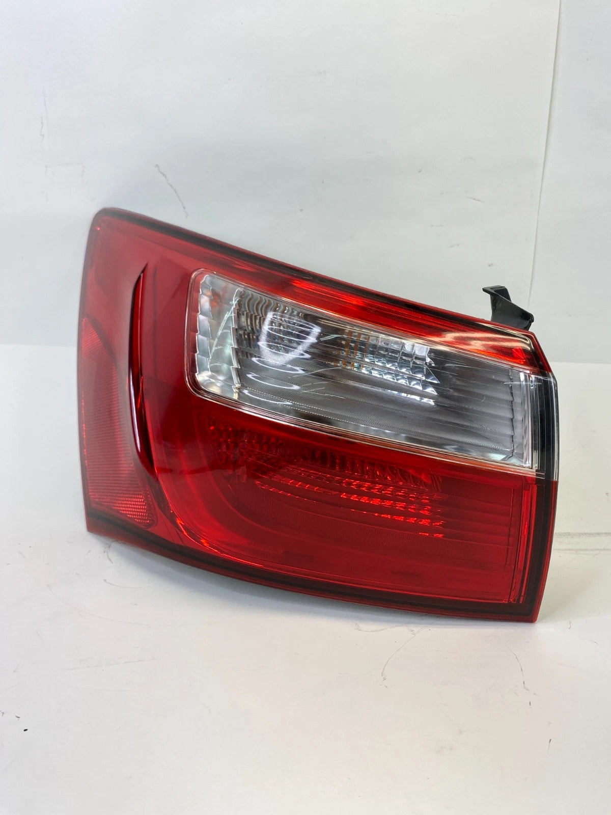 2012-2017 KIA RIO SEDAN REAR LEFT DRIVER OUTER TAIL LIGHT LAMP 92401-1W0 OEM