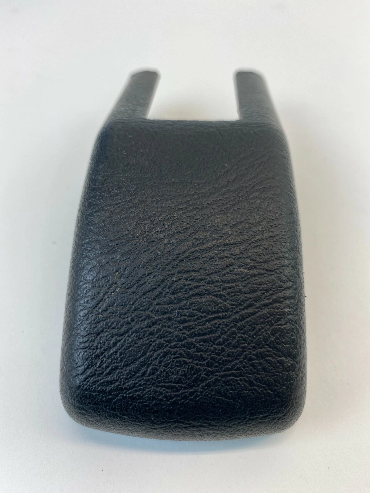 2004-2006 KIA AMANTI SEDAN FRONT SEAT SIDE TRACK END COVER PANEL 88561-3F000 OEM