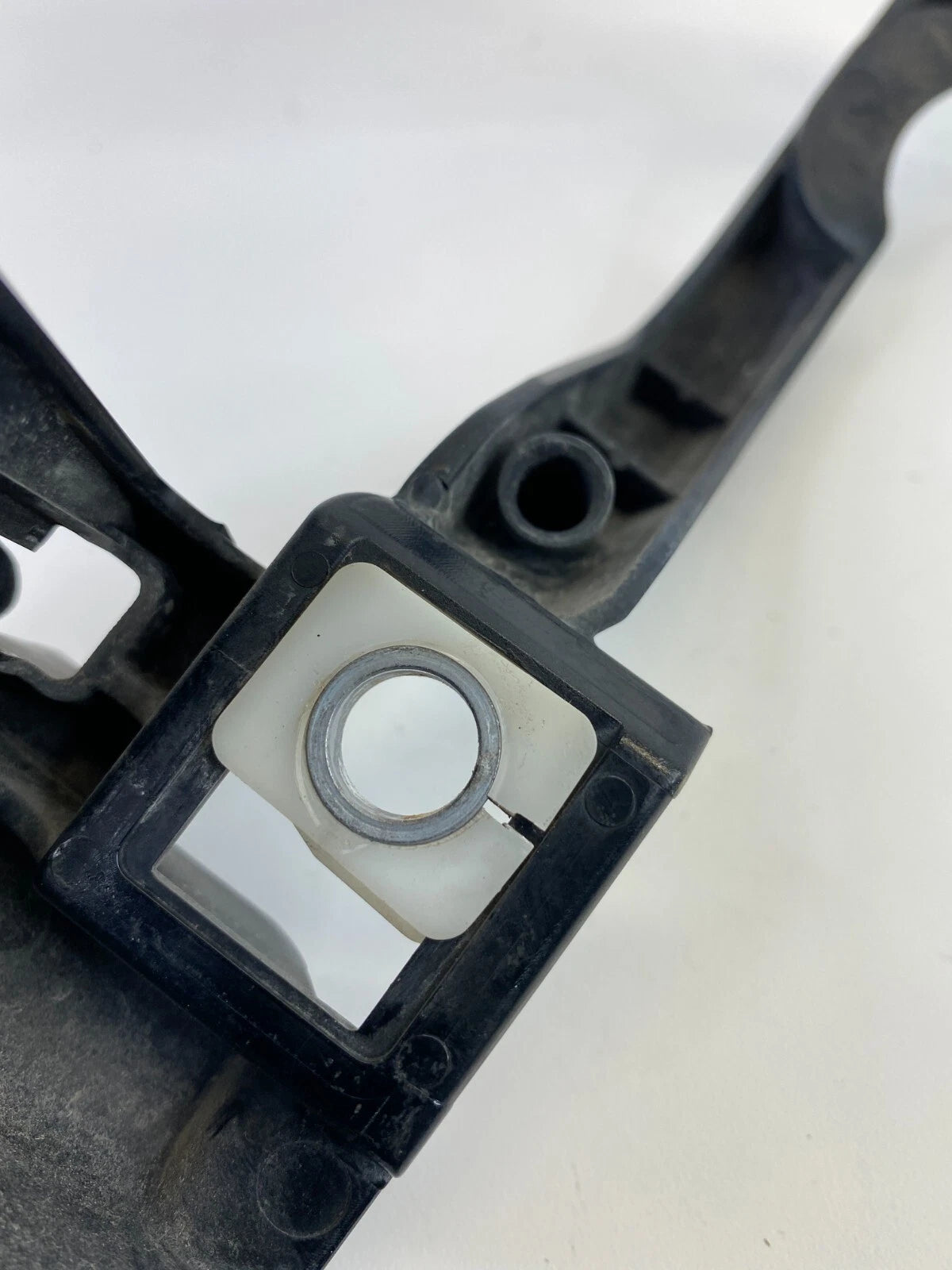 2006 2007 BMW 530XI FRONT LEFT SIDE HEADLIGHT HEADLAMP BRACKET SUPPORT 15373700